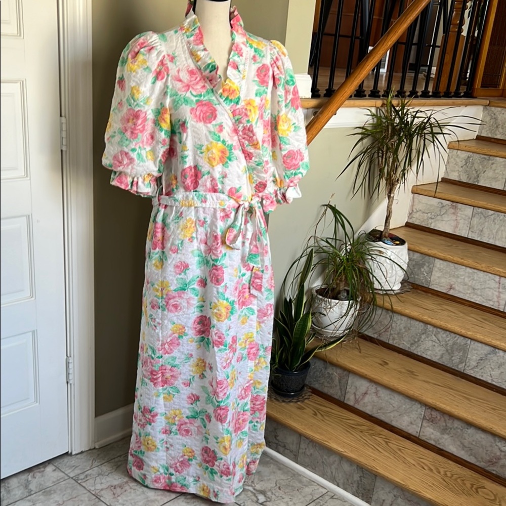 Women’s vintage Saks Fifth Avenue Miss Elaine Cottage Housewife Robe w belt